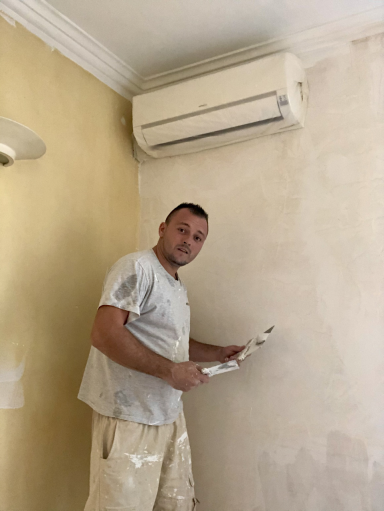 travaux de rénovation : enduit et lissage des murs intérieurs pour une surface impeccable avant peinture