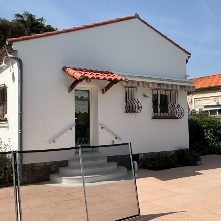 Façade propre et repeinte avec soin, dallage nettoyé et ravivé pour un extérieur entièrement rafraîchi et valorisé.