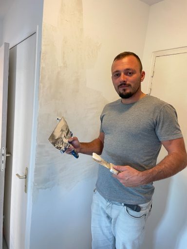 application d'enduit sur les murs intérieurs avant lissage pour une finition lisse et uniforme